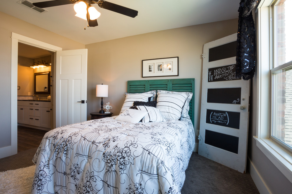На фото: гостевая спальня среднего размера, (комната для гостей) в стиле кантри с серыми стенами и ковровым покрытием с