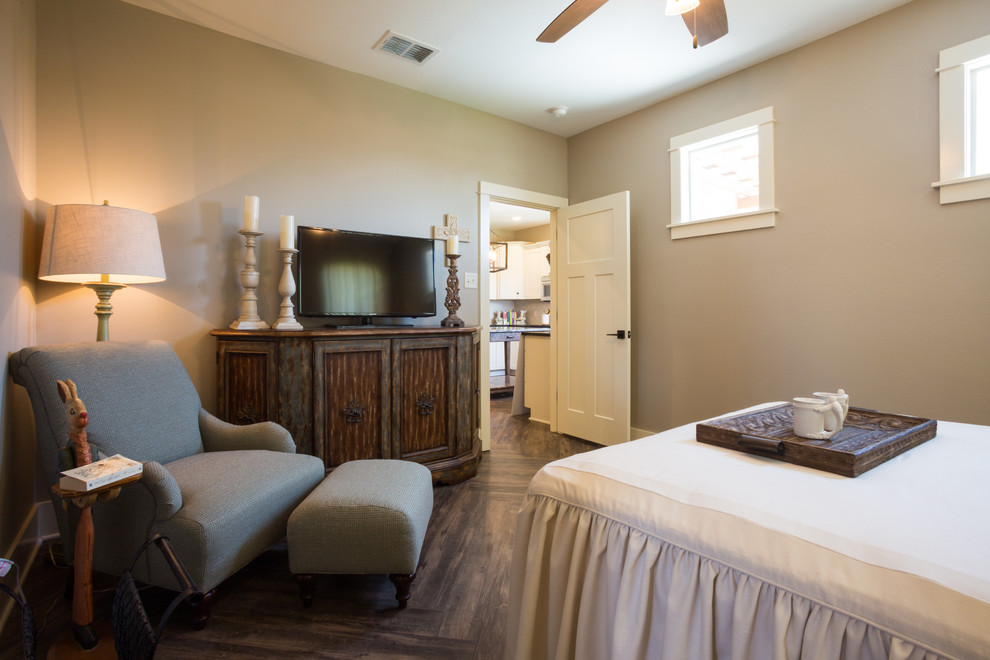 Modelo de dormitorio de estilo americano de tamaño medio con paredes grises y suelo vinílico