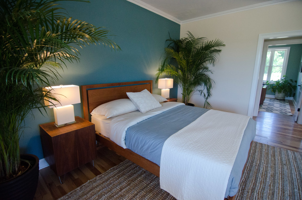 Bild på ett mellanstort vintage sovrum, med beige väggar, mellanmörkt trägolv och brunt golv