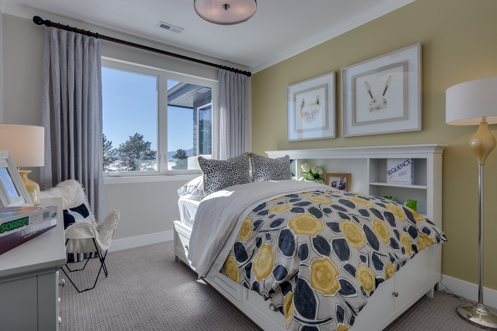 デンバーにあるミッドセンチュリースタイルのおしゃれな客用寝室 (黄色い壁、カーペット敷き、グレーの床)