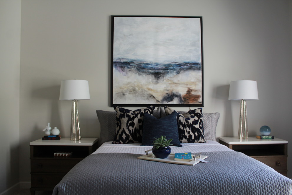 Идея дизайна: гостевая спальня среднего размера, (комната для гостей) в стиле неоклассика (современная классика) с серыми стенами