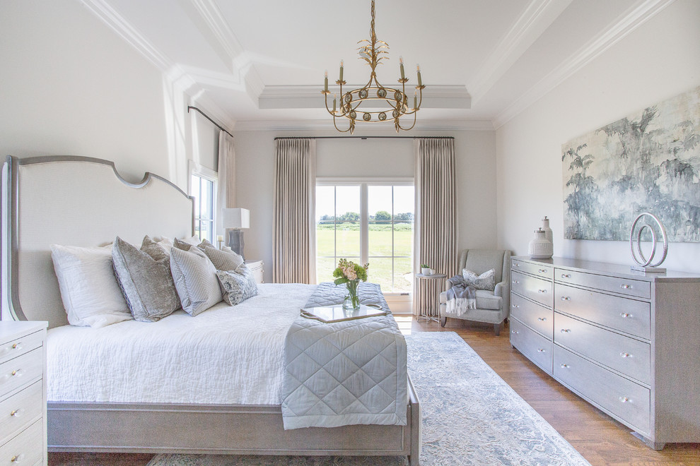 Idee per una camera da letto tradizionale con pareti bianche, pavimento in legno massello medio e pavimento marrone