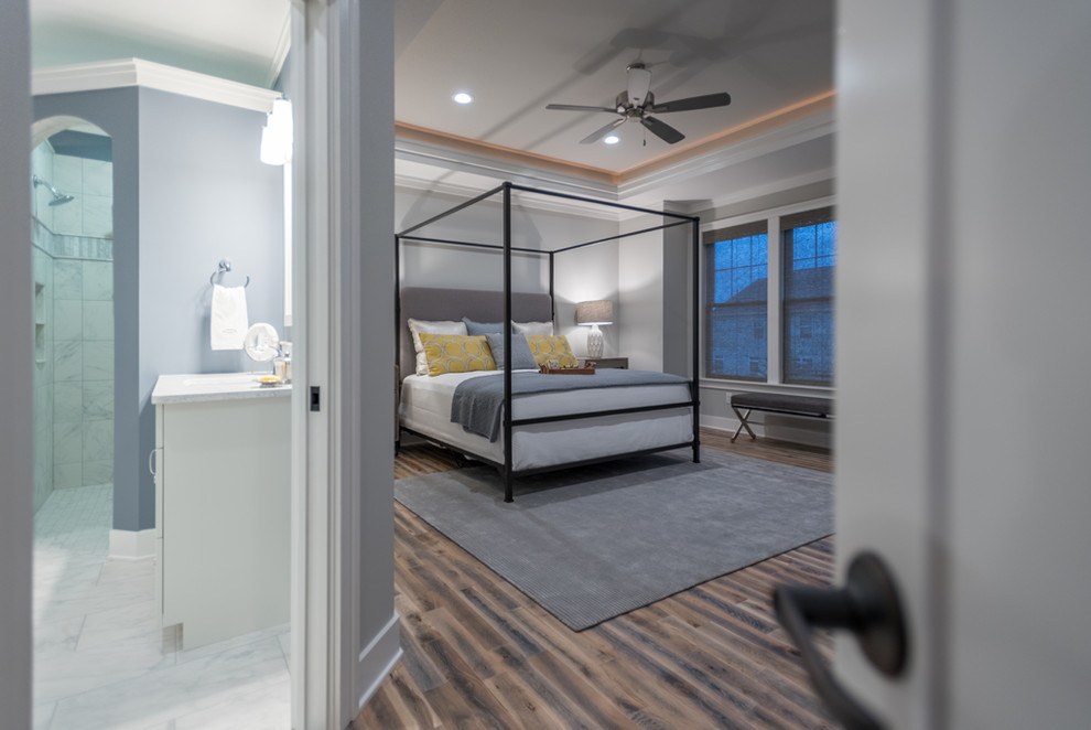 Imagen de dormitorio principal de estilo americano de tamaño medio con paredes grises, suelo de madera en tonos medios y suelo multicolor