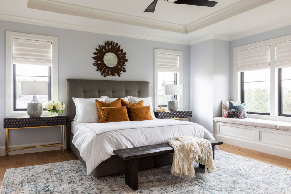 Klassisches Hauptschlafzimmer ohne Kamin mit lila Wandfarbe, eingelassener Decke und braunem Holzboden in Portland