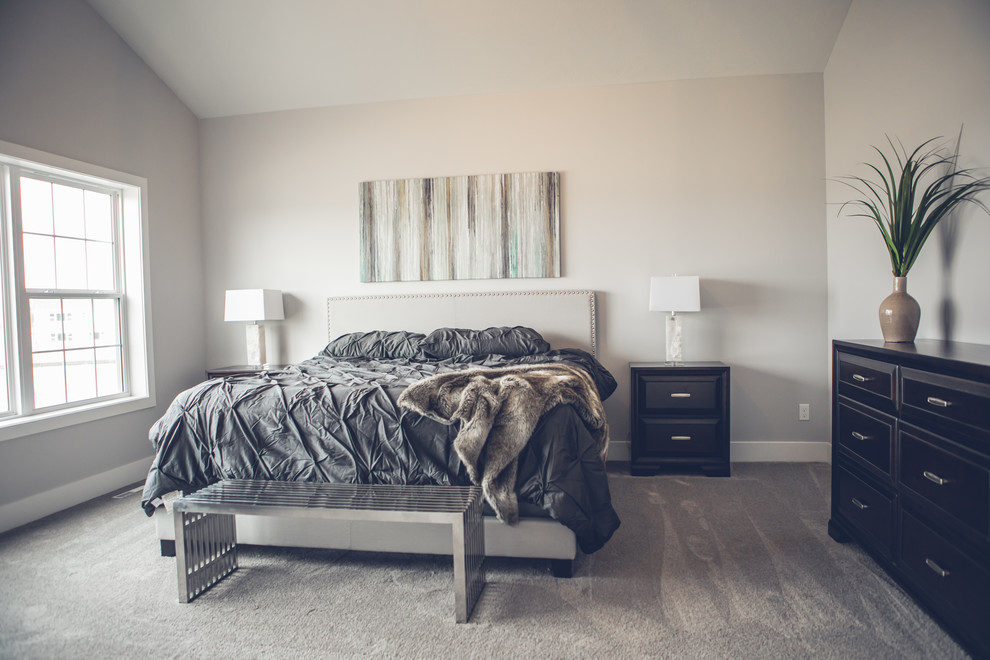 Diseño de dormitorio principal contemporáneo de tamaño medio sin chimenea con paredes grises, moqueta y suelo gris