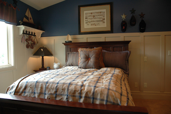 Cette image montre une chambre chalet de taille moyenne avec un mur bleu, aucune cheminée et un sol beige.