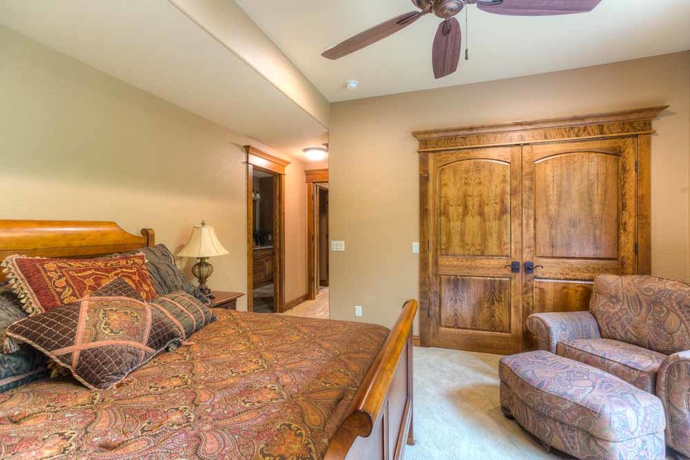 Imagen de habitación de invitados tradicional renovada grande con paredes beige, moqueta y suelo beige