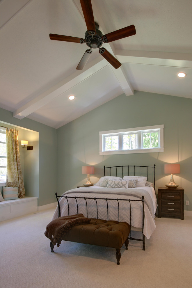 Diseño de dormitorio principal de estilo americano extra grande con paredes verdes y moqueta