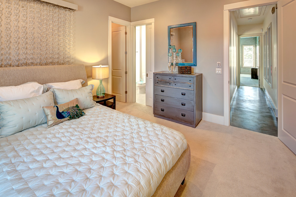 オースティンにある中くらいなコンテンポラリースタイルのおしゃれな客用寝室 (カーペット敷き、グレーの壁) のインテリア
