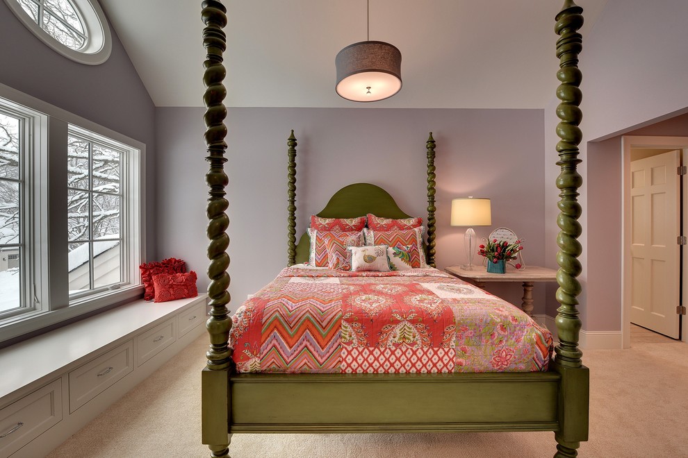 Ejemplo de dormitorio actual con paredes púrpuras