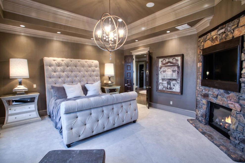 Стильный дизайн: спальня в стиле неоклассика (современная классика) с серыми стенами, ковровым покрытием и угловым камином - последний тренд