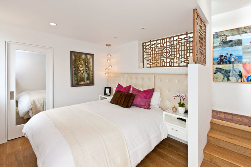 Example of a minimalist bedroom design in Los Angeles