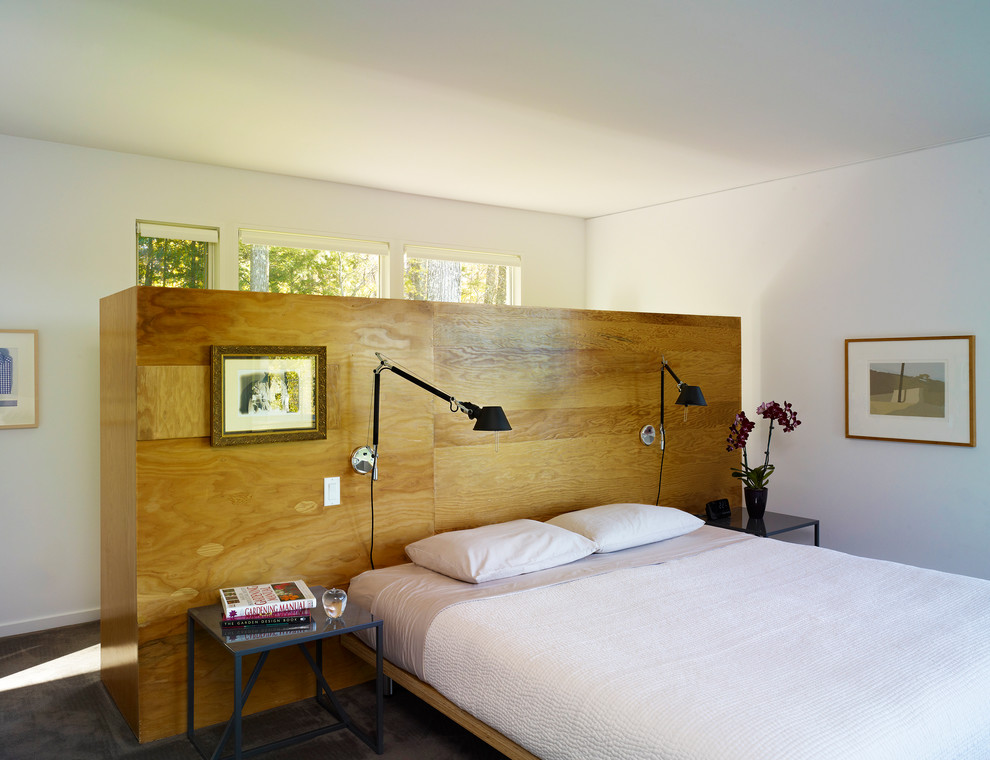 Пример оригинального дизайна: хозяйская спальня среднего размера в стиле ретро с белыми стенами и бетонным полом без камина