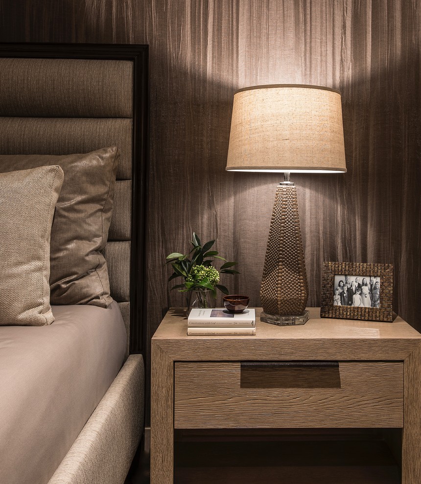 Esempio di una grande camera degli ospiti minimal con pareti marroni, pavimento in legno massello medio e pavimento beige
