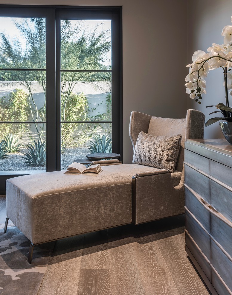 Großes Modernes Hauptschlafzimmer mit beiger Wandfarbe, braunem Holzboden und beigem Boden in Phoenix