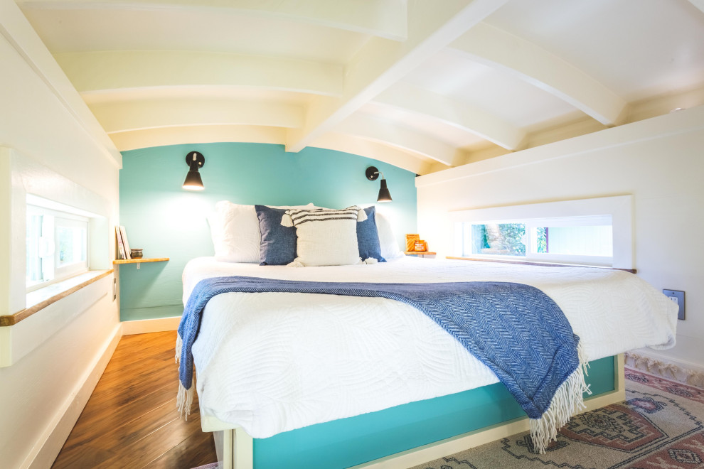 Свежая идея для дизайна: маленькая спальня на антресоли в морском стиле с синими стенами и полом из ламината для на участке и в саду - отличное фото интерьера