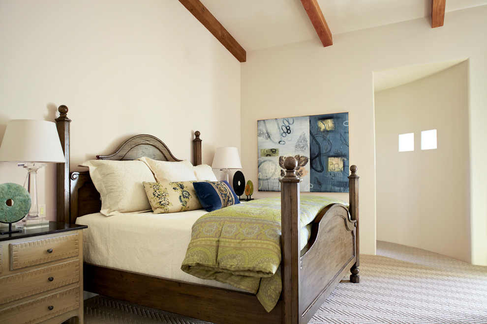 フェニックスにある中くらいな地中海スタイルのおしゃれな寝室 (白い壁、カーペット敷き、暖炉なし)