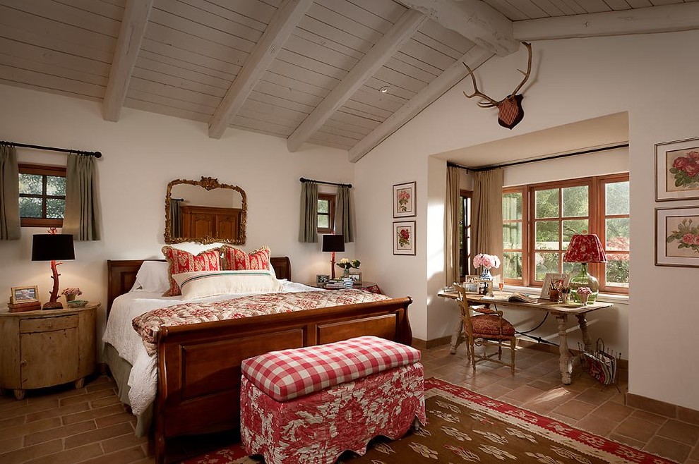 Mediterranes Schlafzimmer mit beiger Wandfarbe und Terrakottaboden in Phoenix