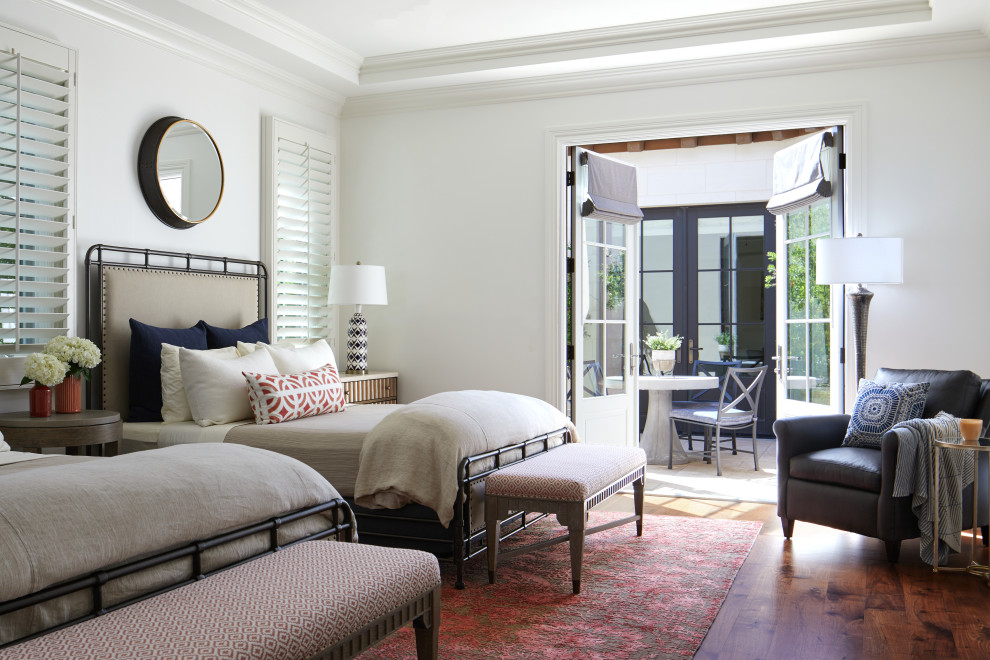 Idee per una grande camera da letto stile americano con pareti bianche, parquet scuro e pavimento marrone