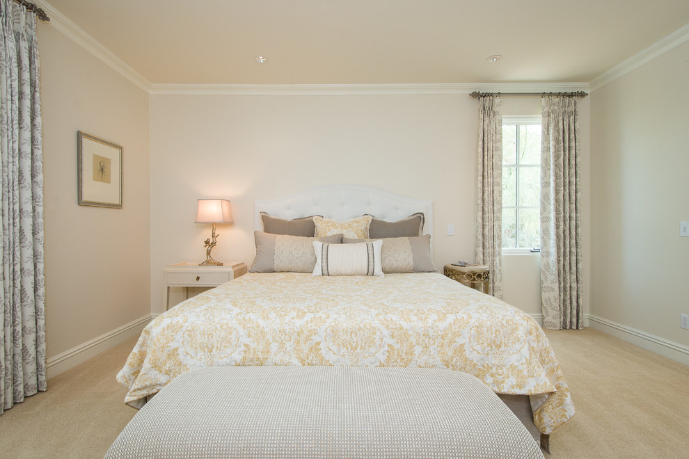 Ejemplo de habitación de invitados tradicional renovada con paredes beige