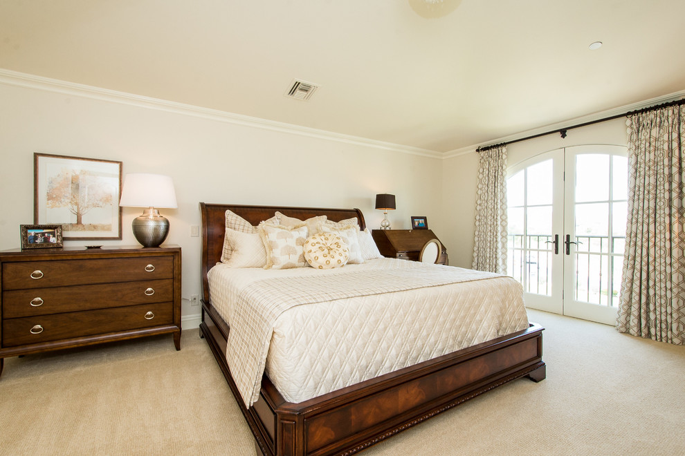 Imagen de habitación de invitados tradicional renovada con paredes beige