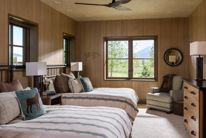 Идея дизайна: гостевая спальня среднего размера, (комната для гостей) в стиле кантри с коричневыми стенами, ковровым покрытием и бежевым полом без камина
