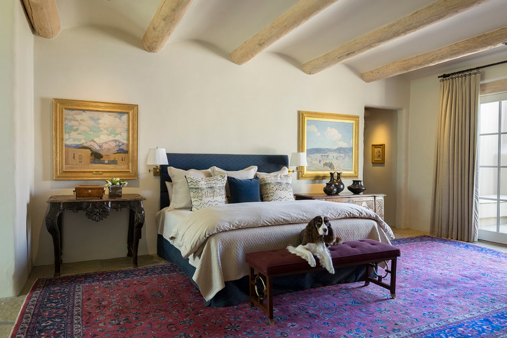 Foto de dormitorio mediterráneo con paredes blancas y suelo marrón