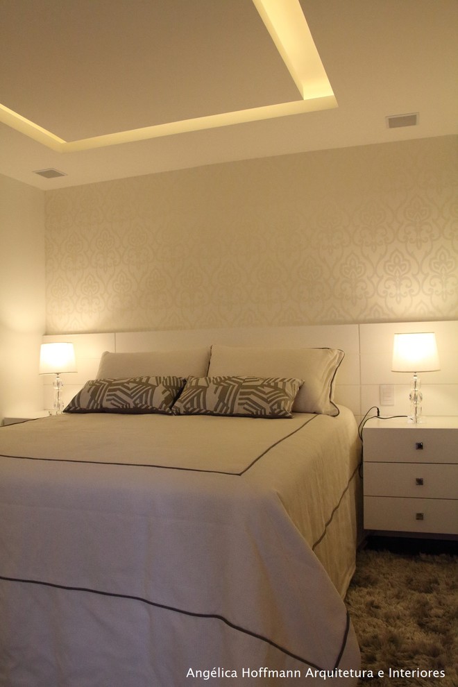Idées déco pour une chambre parentale contemporaine de taille moyenne avec un mur beige, parquet foncé et un sol gris.