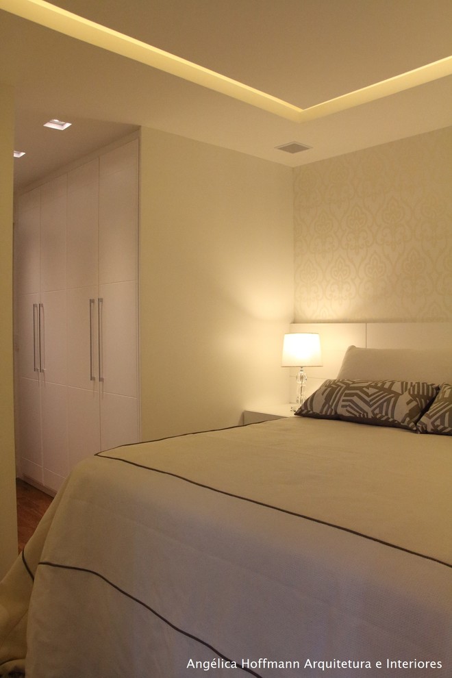 Diseño de dormitorio principal actual de tamaño medio con paredes beige, suelo de madera oscura y suelo gris