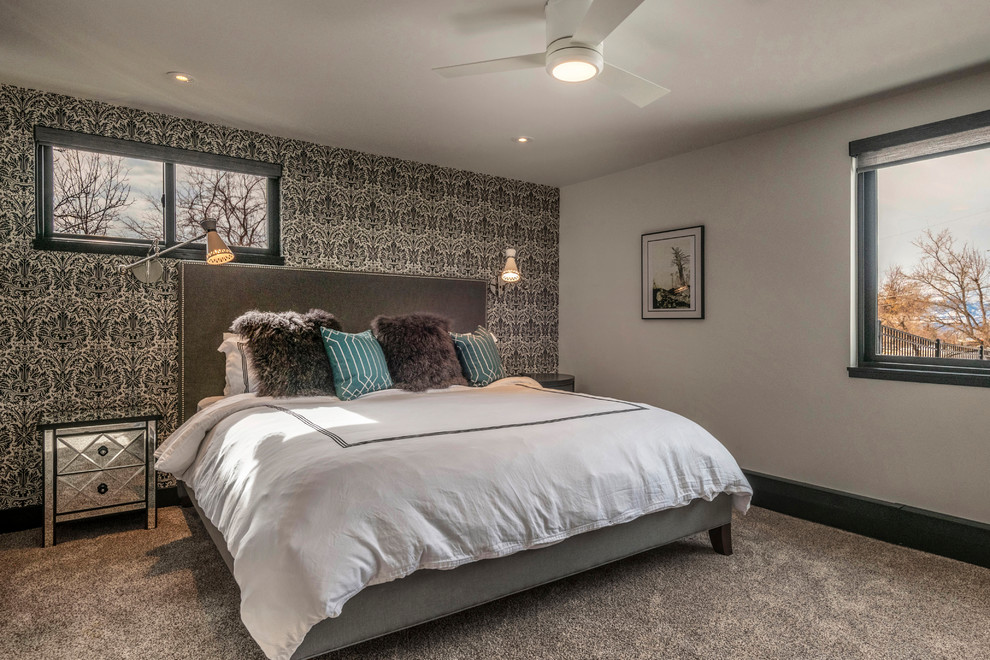 Стильный дизайн: спальня в стиле неоклассика (современная классика) с серыми стенами, ковровым покрытием и серым полом - последний тренд