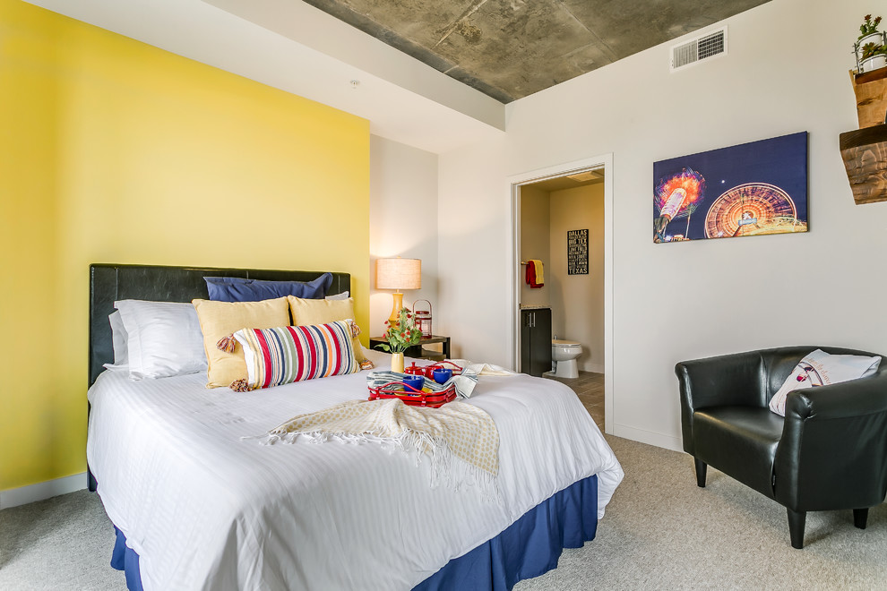 Exemple d'une petite chambre d'amis chic avec un mur beige, un sol en bois brun et un sol marron.