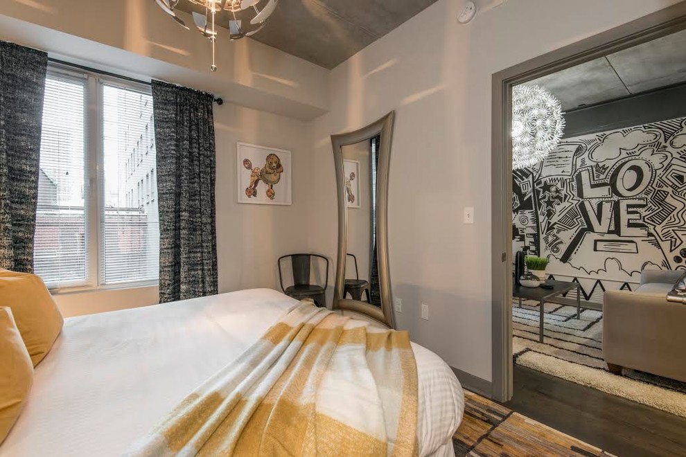 Mittelgroßes Modernes Hauptschlafzimmer ohne Kamin mit weißer Wandfarbe, braunem Holzboden und grauem Boden in Philadelphia