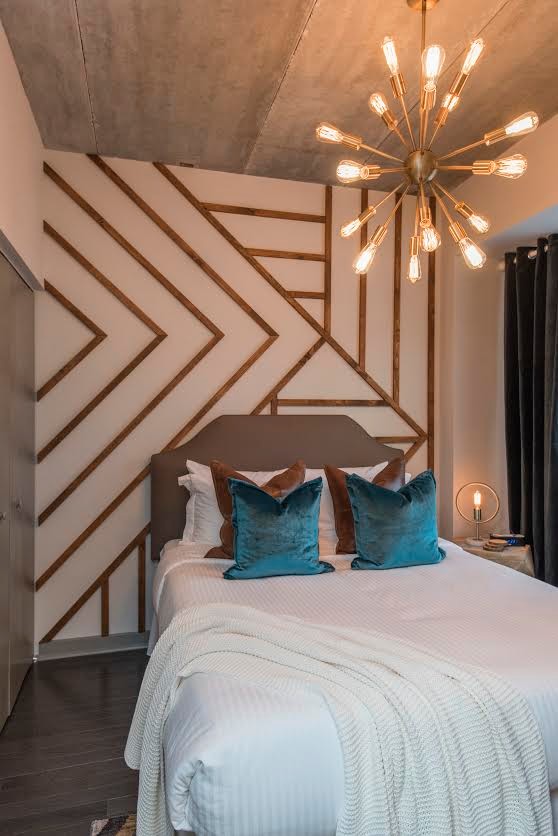 Foto de dormitorio principal actual de tamaño medio sin chimenea con paredes blancas, suelo de madera en tonos medios y suelo blanco