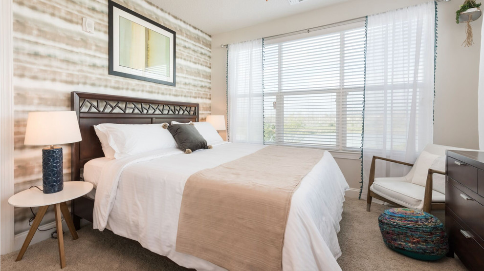 Идея дизайна: гостевая спальня среднего размера, (комната для гостей) в морском стиле с серыми стенами, ковровым покрытием и бежевым полом без камина