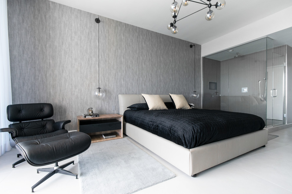 Großes Modernes Hauptschlafzimmer mit grauer Wandfarbe, Porzellan-Bodenfliesen und grauem Boden in Miami