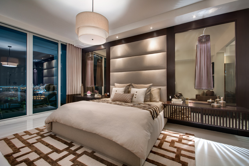 Großes Modernes Hauptschlafzimmer ohne Kamin mit beiger Wandfarbe und Porzellan-Bodenfliesen in Miami