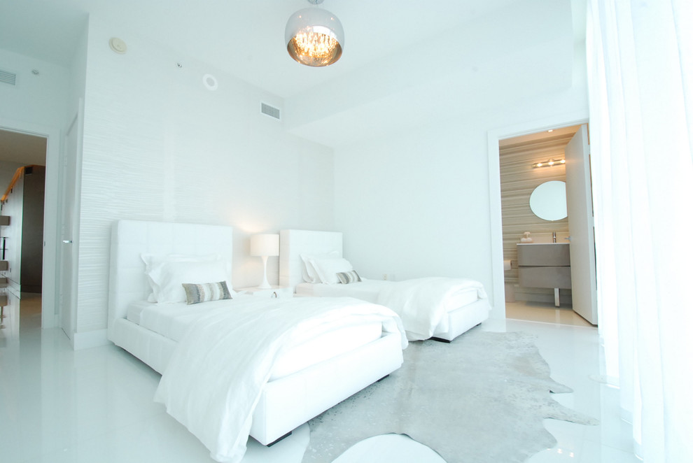 Cette photo montre une chambre d'amis moderne avec un mur blanc, aucune cheminée et un sol blanc.