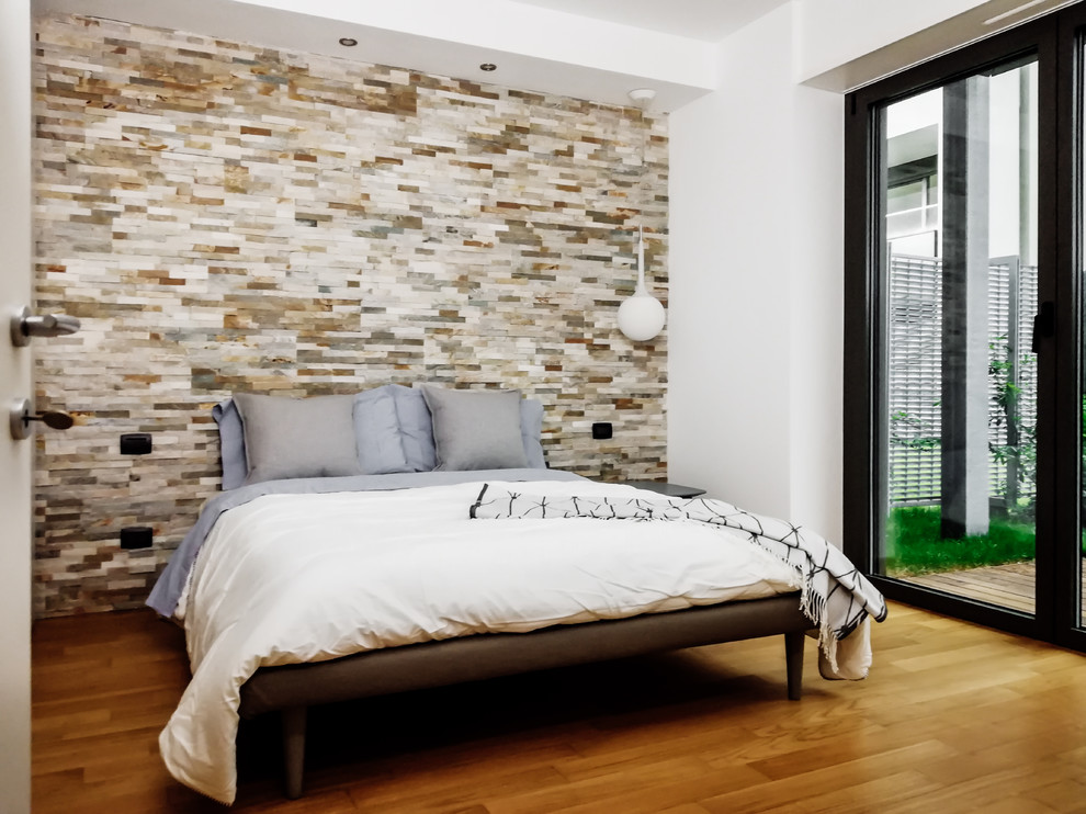 Diseño de dormitorio principal contemporáneo de tamaño medio con suelo de madera en tonos medios