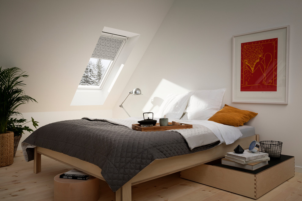 Foto de dormitorio minimalista con techo inclinado