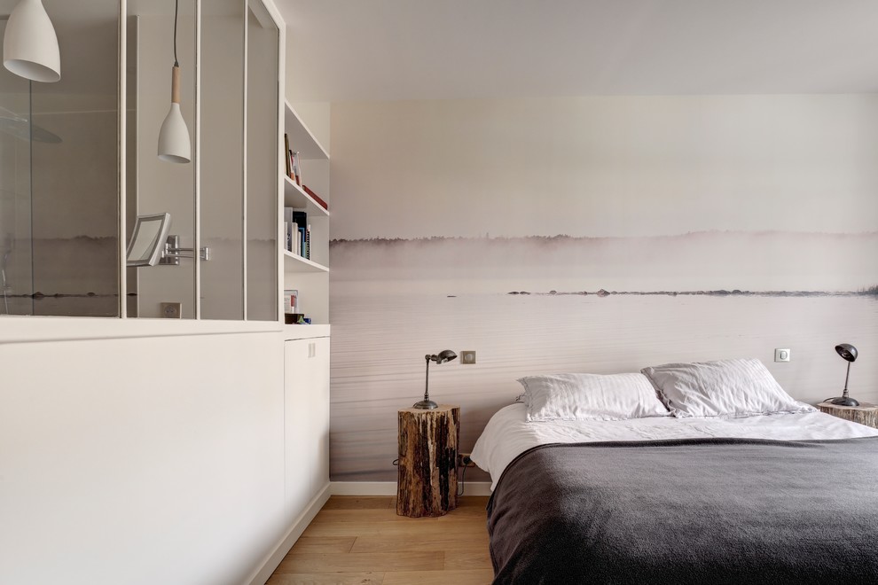 Exemple d'une chambre parentale scandinave avec un mur blanc, parquet clair et un sol beige.