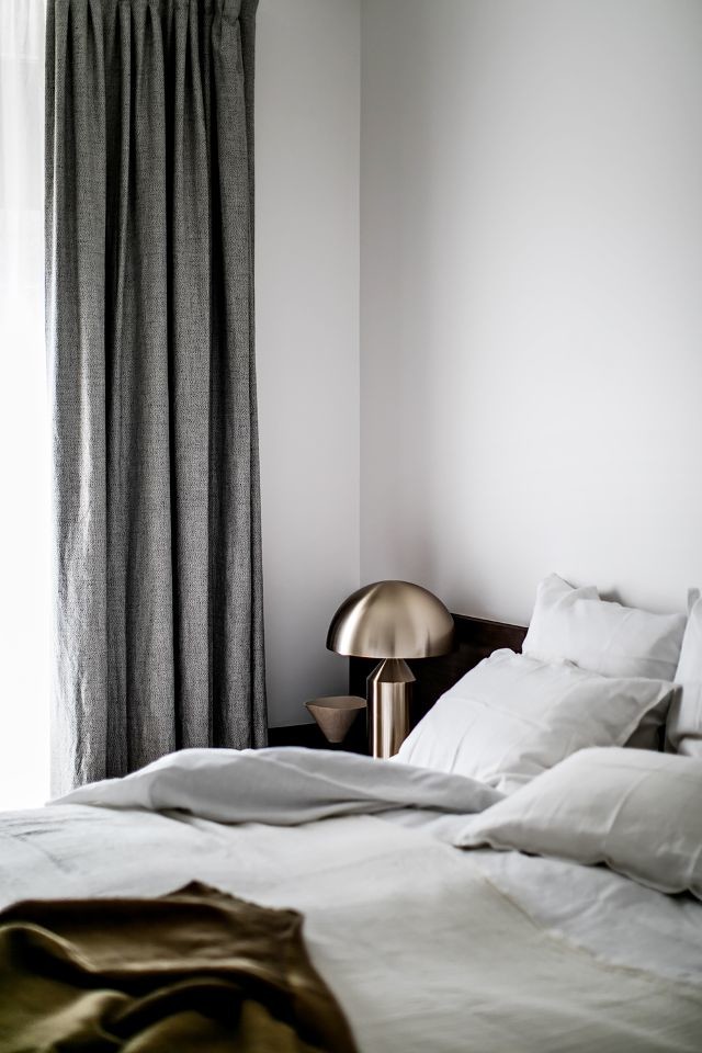 Skandinavisches Hauptschlafzimmer mit weißer Wandfarbe und braunem Holzboden in Sydney
