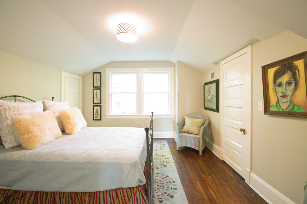 Ispirazione per una camera da letto country con pavimento in legno massello medio e pavimento marrone