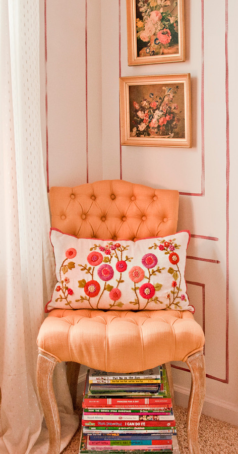 Foto på ett mellanstort shabby chic-inspirerat sovrum, med rosa väggar och heltäckningsmatta