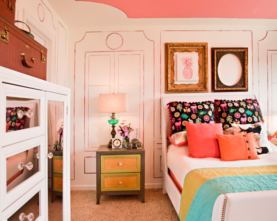 Exemple d'une chambre avec moquette romantique de taille moyenne avec un mur rose.