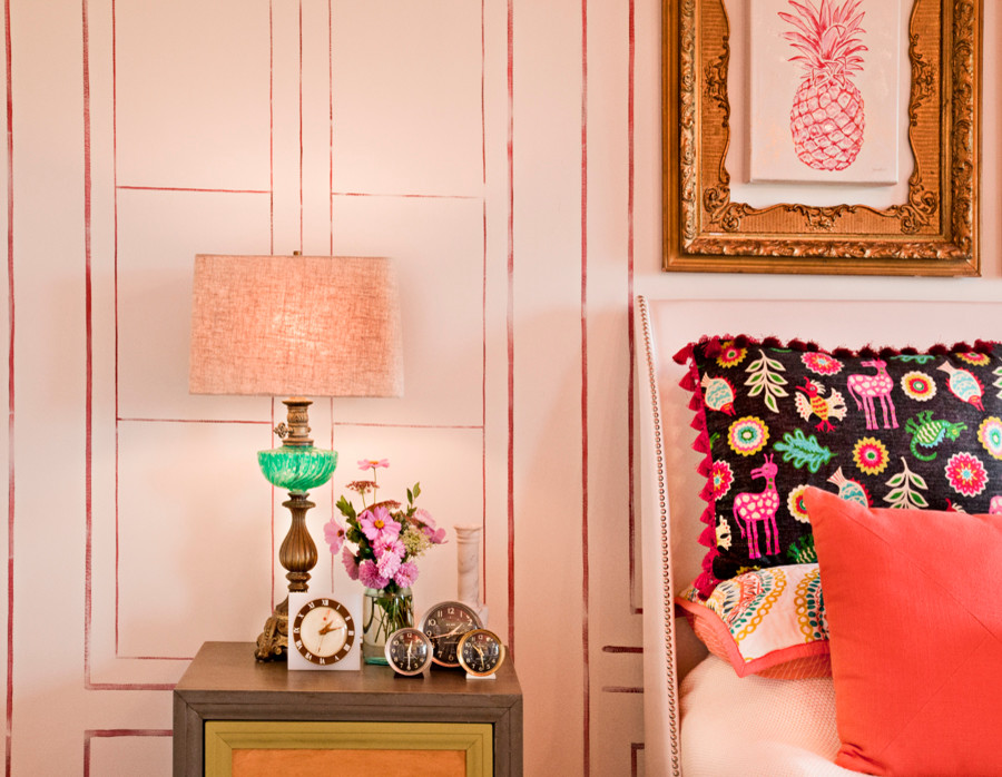 Diseño de dormitorio romántico de tamaño medio con paredes rosas y moqueta