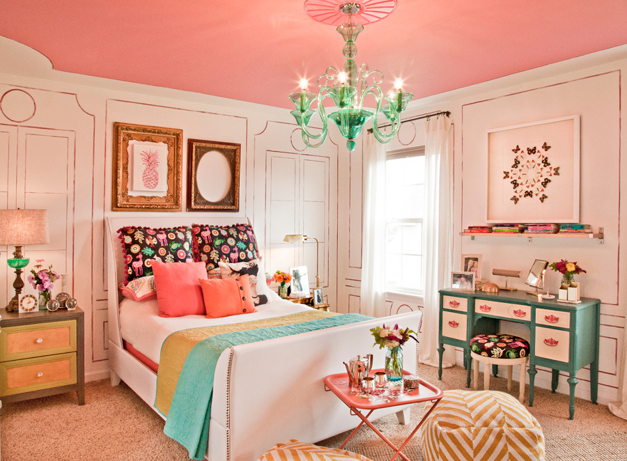 Modelo de dormitorio romántico de tamaño medio con paredes rosas y moqueta