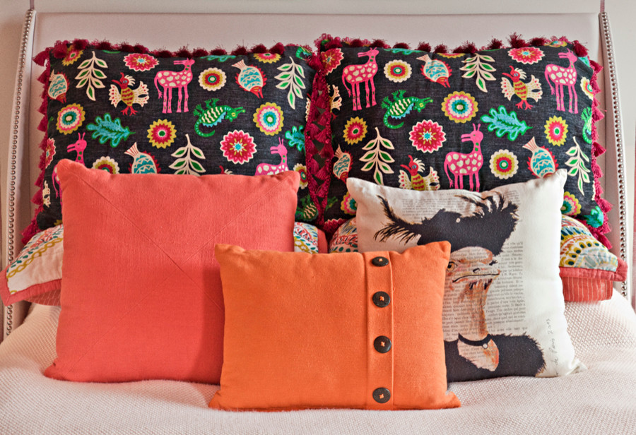 На фото: спальня среднего размера в стиле шебби-шик с розовыми стенами и ковровым покрытием