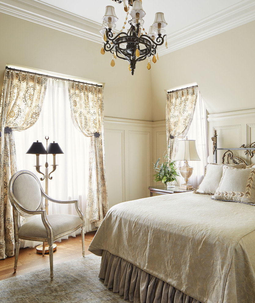 ミネアポリスにあるヴィクトリアン調のおしゃれな主寝室 (ベージュの壁、無垢フローリング、暖炉なし)