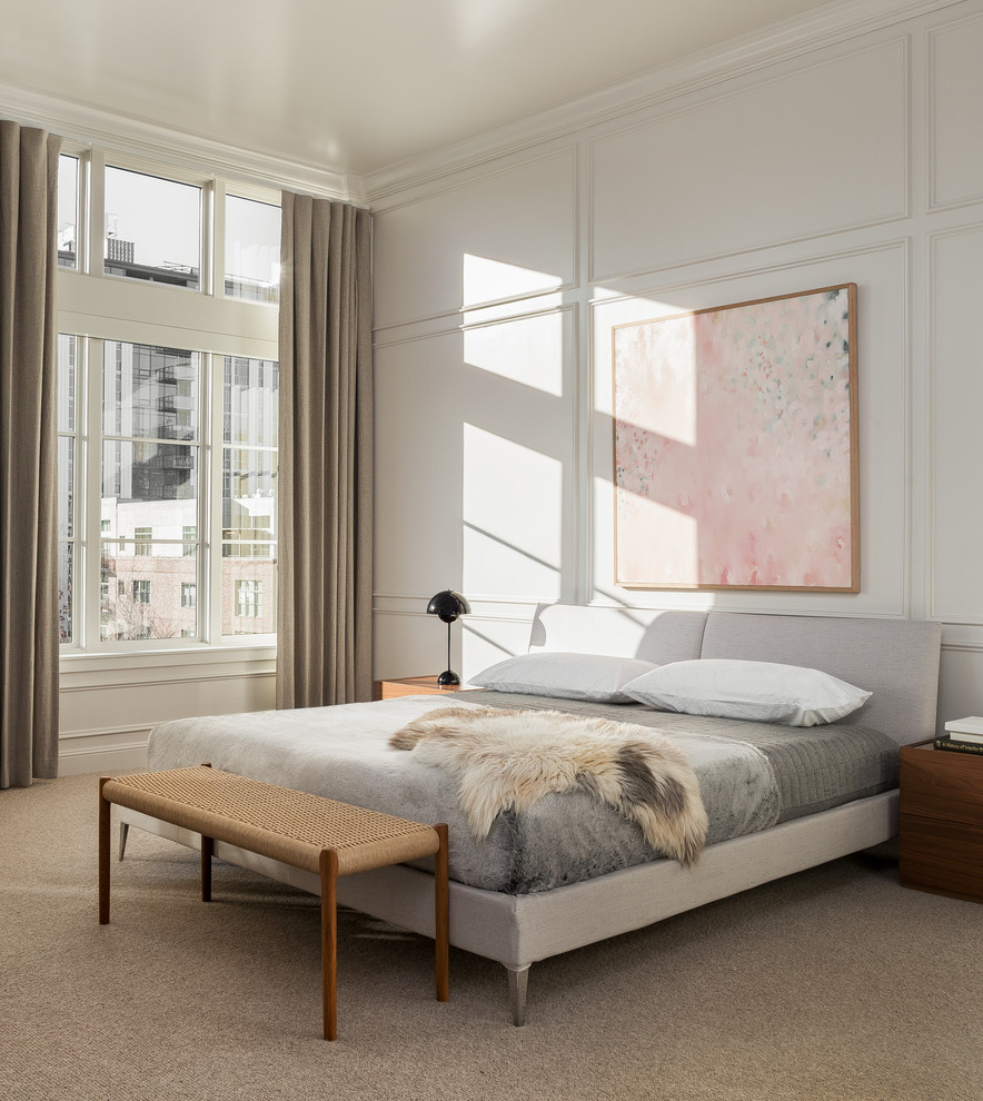 ポートランドにあるトランジショナルスタイルのおしゃれな寝室 (ベージュの壁、カーペット敷き、ベージュの床) のインテリア