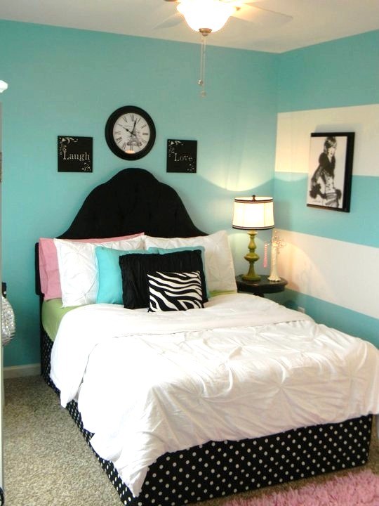 Bedroom - contemporary bedroom idea in Richmond